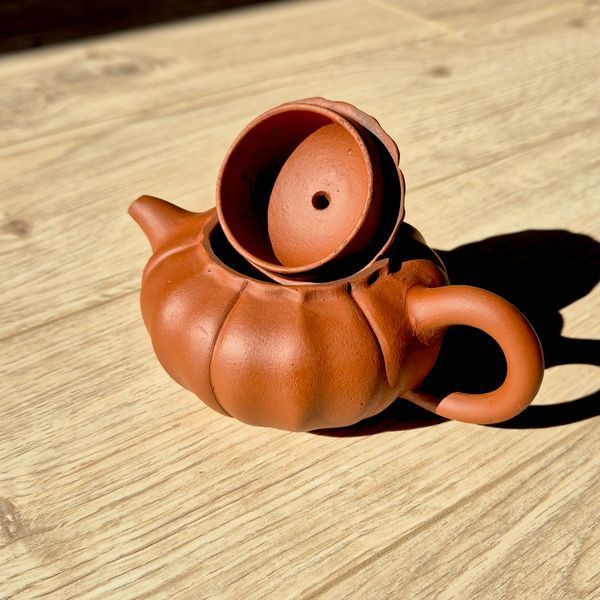 Chrysanthemum Teapot. Taiwanese import 80s-90s