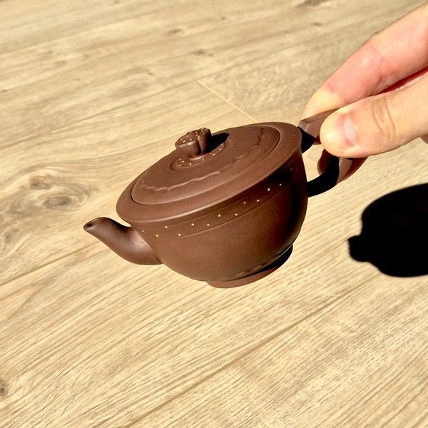 Fan Lihua's Teapot. Studio at the Factory №2 (90s)